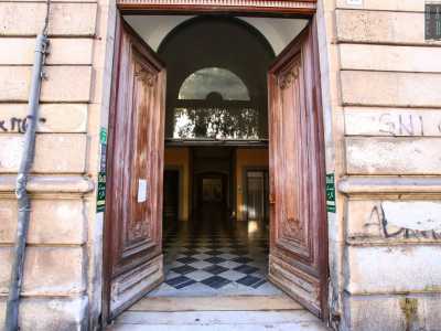L�imponente portone d�ingresso in legno si distingue per le iniziali del primo proprietario dello stabile, Giuseppe Giordano...